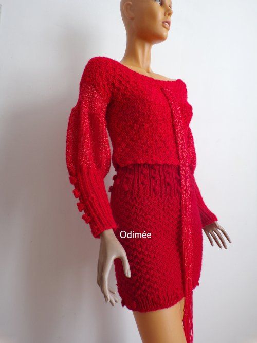 Pull rouge tricot fait main encolure fantaisie  à franges